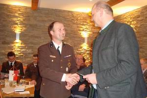 Bürgermeister Dörfel gratuliert dem neuen Kommandant Moser Georg